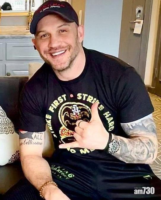 湯哈迪戴上《蜘蛛俠:不戰無歸》劇組cap帽。