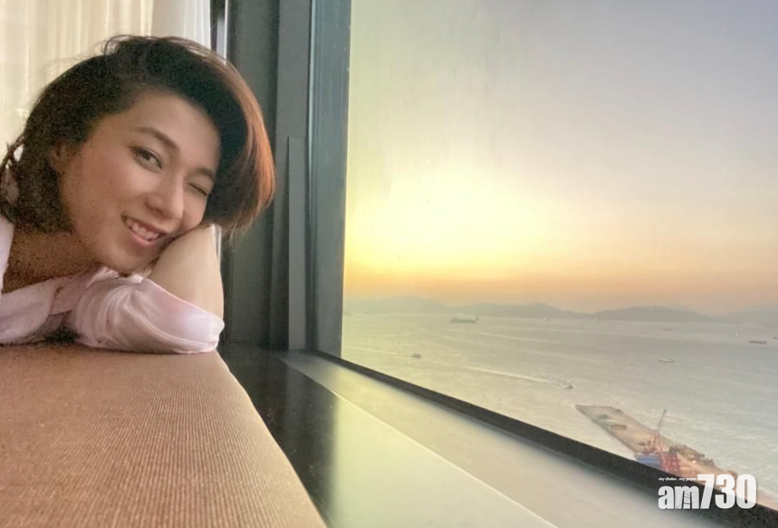 鍾嘉欣特別從加拿大返港,相信與拎視后有關。