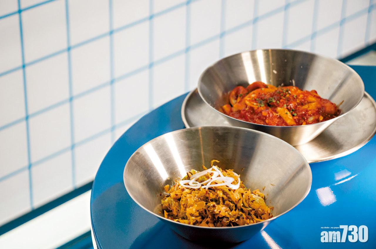 (前)椰菜仔沙律,入口少許苦澀不是人人受落,但亦頗開胃;(後)全新辣番茄年糕,加入番茄及巴馬臣芝士,正宗韓式風味變奏。$58/$118