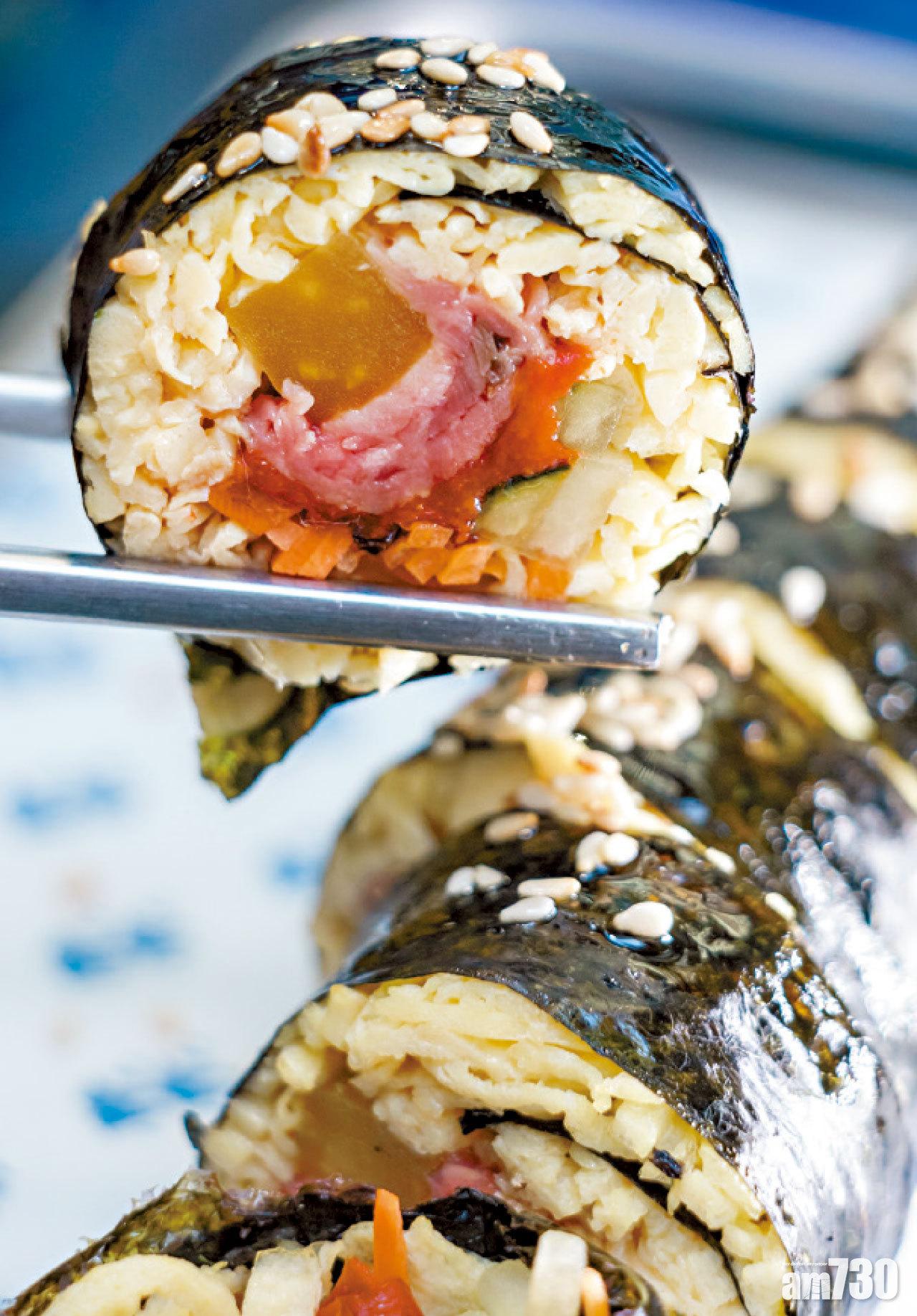 和牛紫菜飯卷,內裡其實沒有飯,以蛋絲及其他配料組成,食落沒有飯的黏笠感,無飯氣攻心更輕鬆。$88