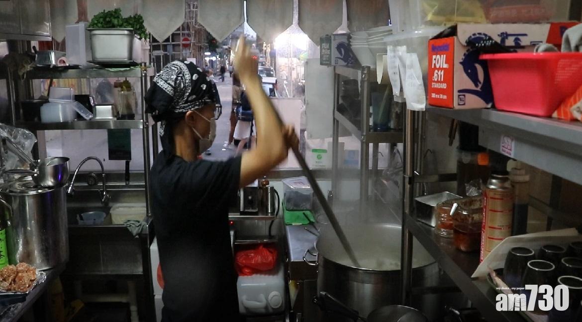 湯底用脊骨、豬手和筒骨去熬煮。