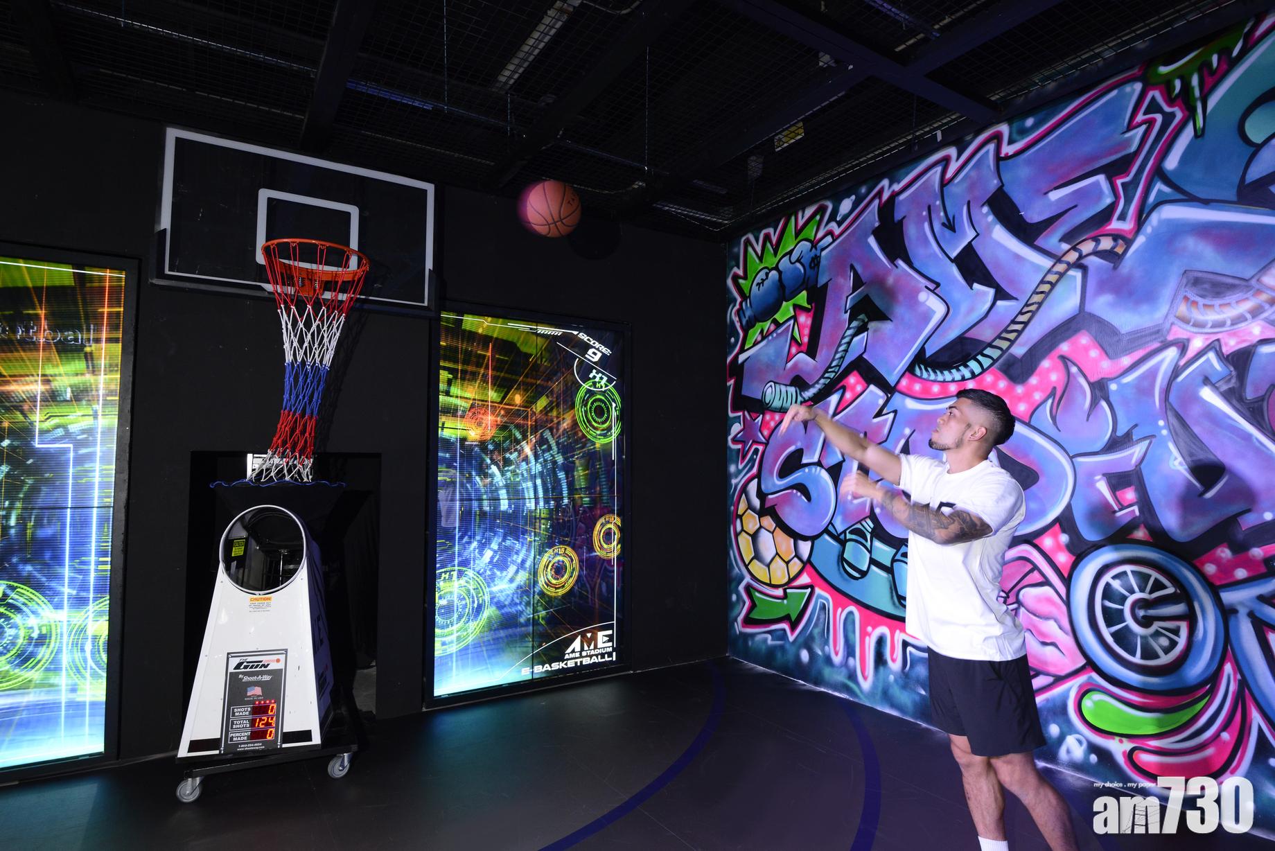 透過由美國引入的多功能自動發球機裝置化身專業籃球員,配合自家研發的兩面反應牆及自動發球機進行傳接球。