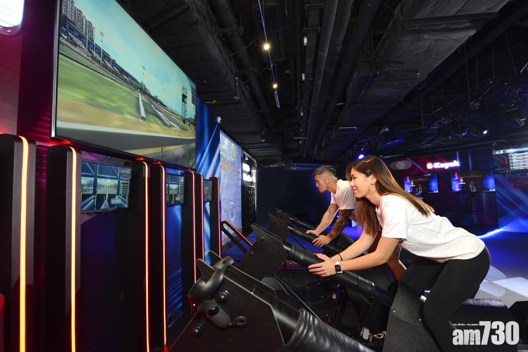 騎上國際認可、由英國引入之策騎體驗裝置化身騎師,戴上VR裝置並使用自己養成的馬匹於模擬沙田馬場的多個實景賽道,參加猶如真實的2,200米競速賽事。