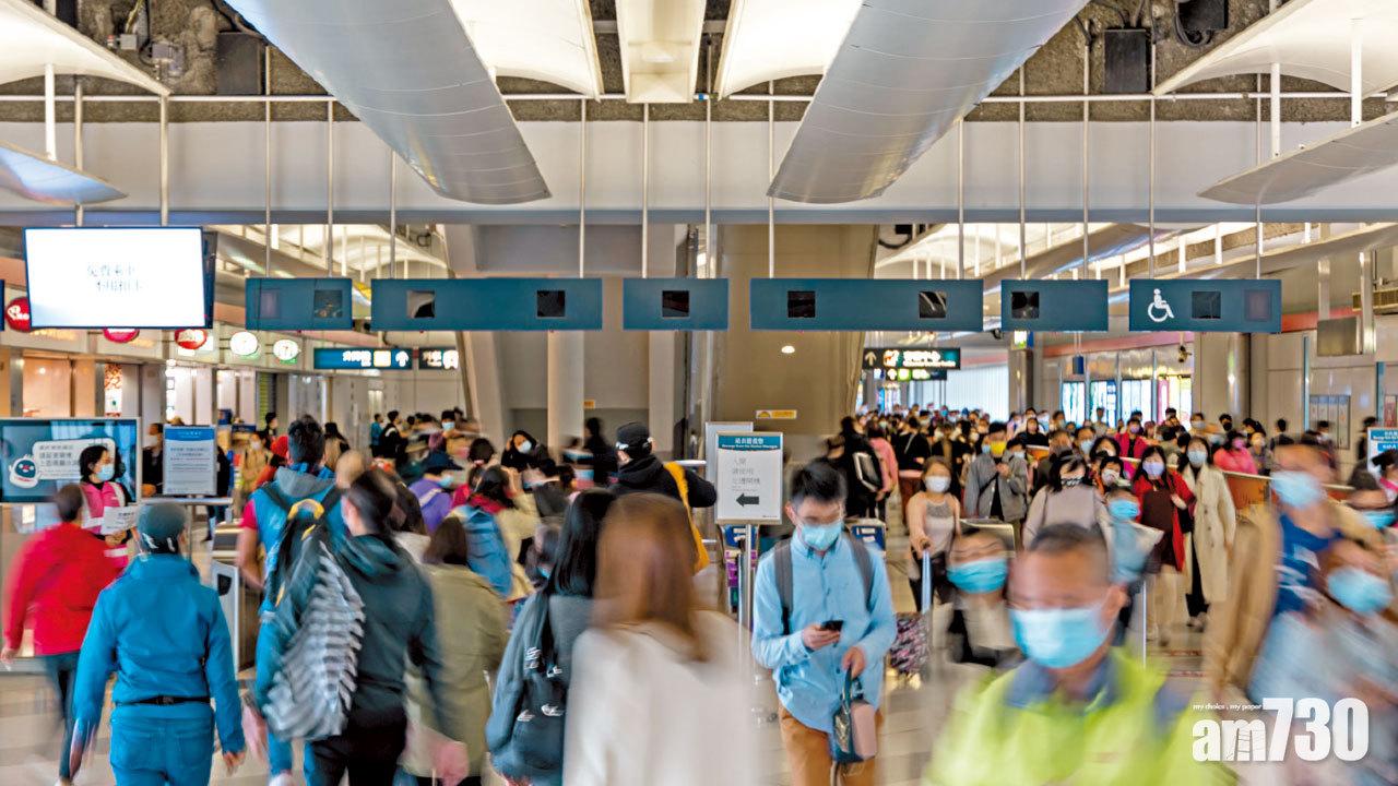 港鐵站車閘全開自由出入。(莊振邦攝)