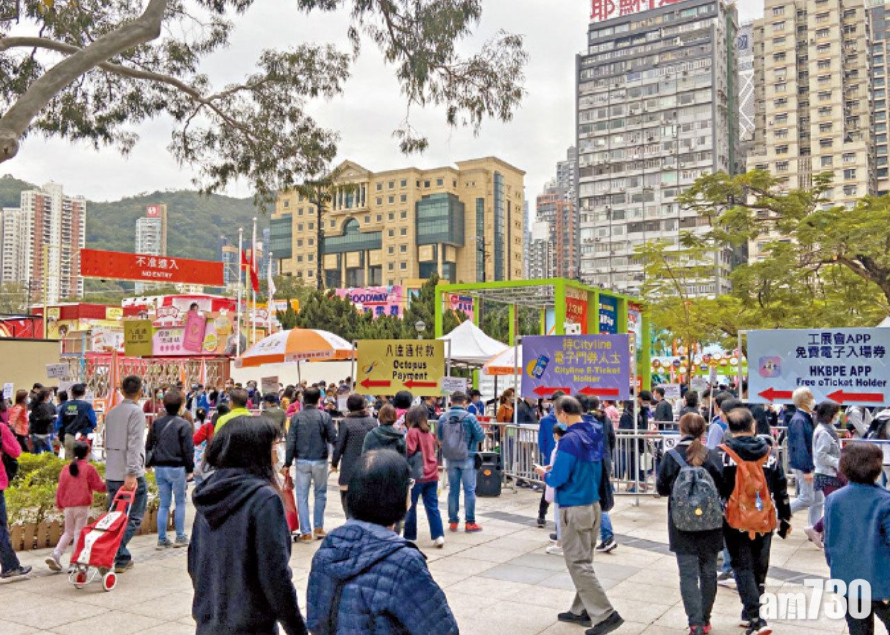 工展會輪候入場一度需2小時。(黃灝庭攝)