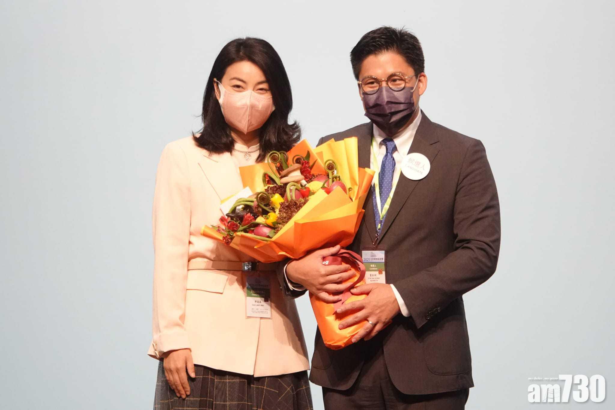 全國政協委員霍啟剛(右)勝出體演文出界別,其妻郭晶晶(左)上台獻花祝賀。(陳奕釗攝)