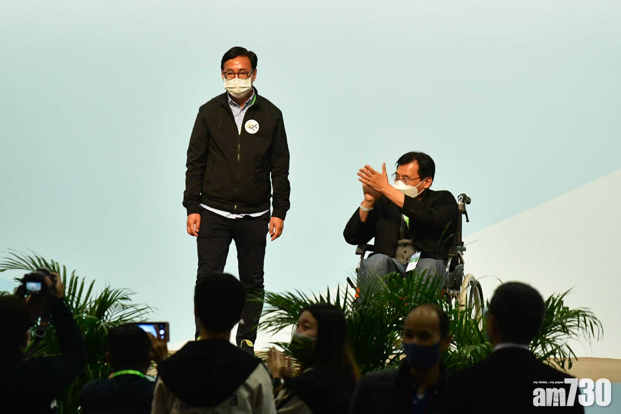 狄志遠(左)勝出社福界,成為新思維及民主思路為一當選的參選人。(陳奕釗攝)