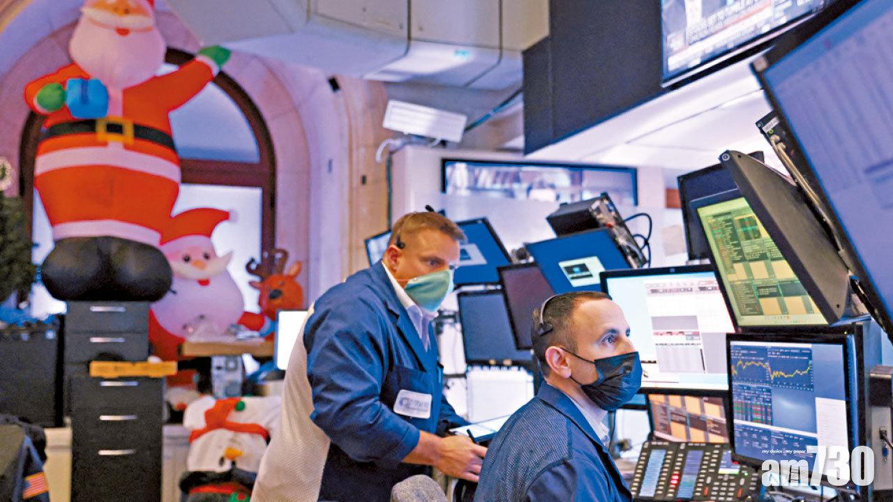 Omicron流行下,紐約交易所的交易員都戴上口罩。(路透社)