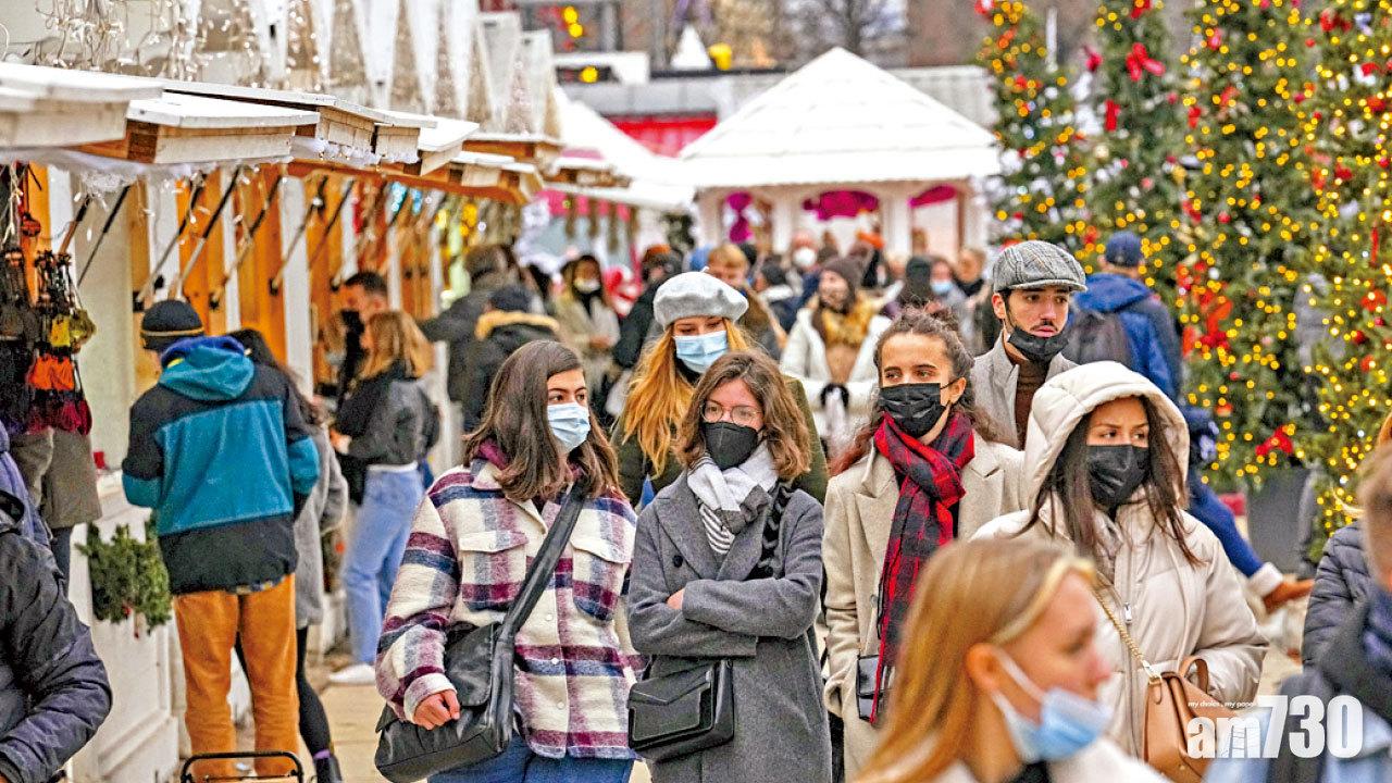 法國巴黎民眾逛聖誕市集都戴上口罩,世衛總幹事譚德塞呼籲各地民眾取消節日聚會。(美聯社)