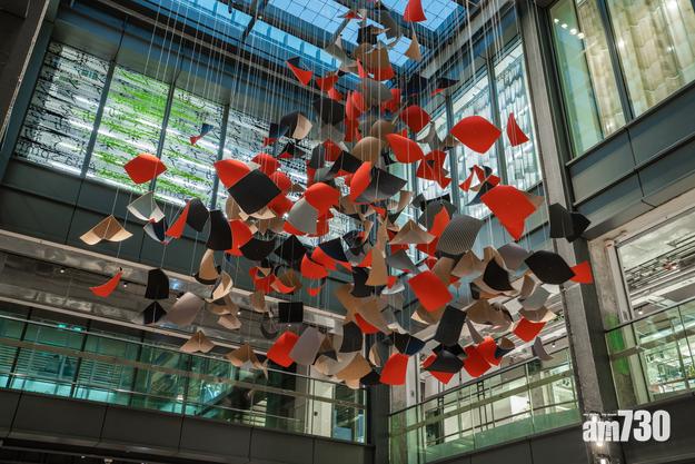 回收牛仔布版製作巨型藍色懸浮聖誕樹