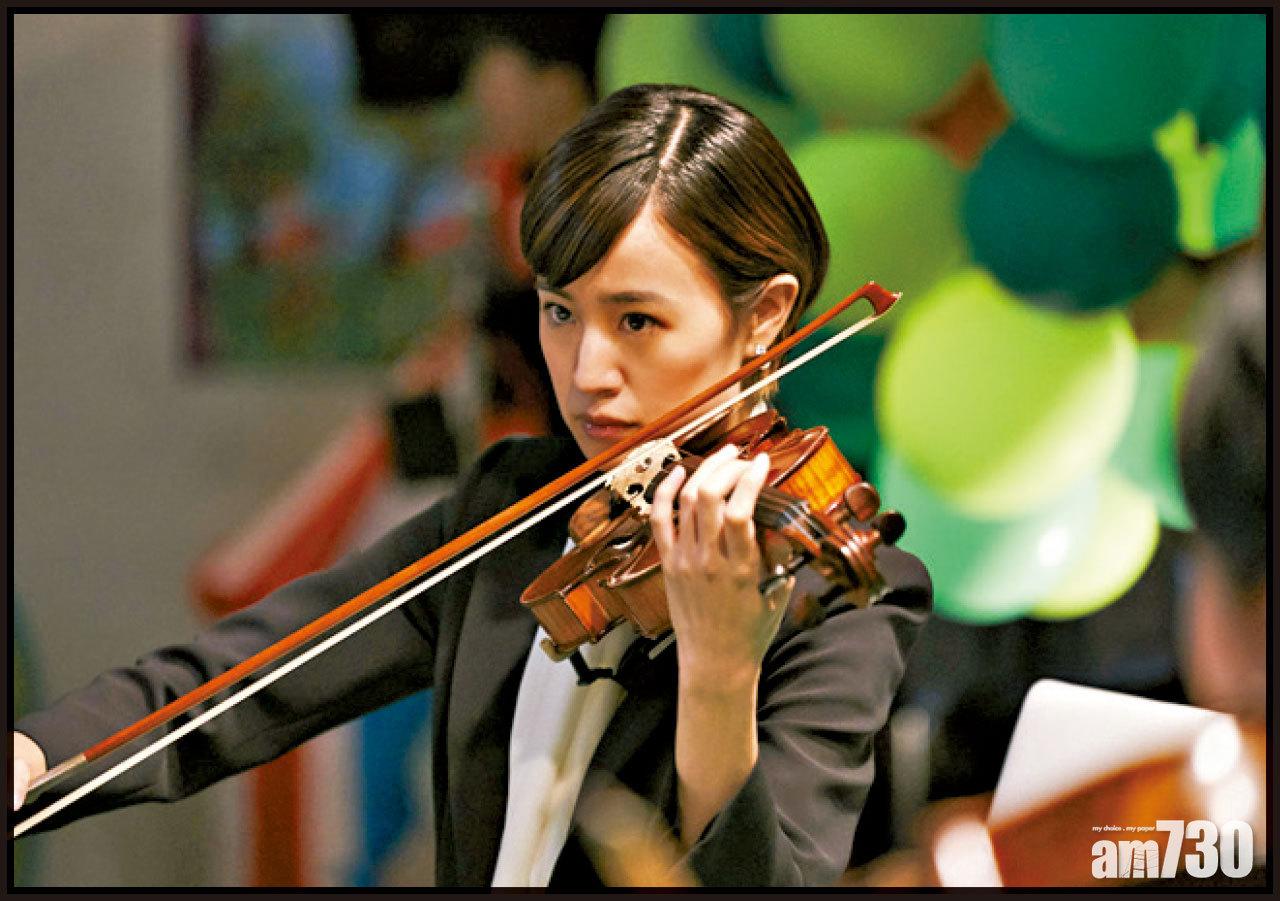 石橋靜河加上東京背景讓人想起她另一齣電影《東京夜空最深藍》。