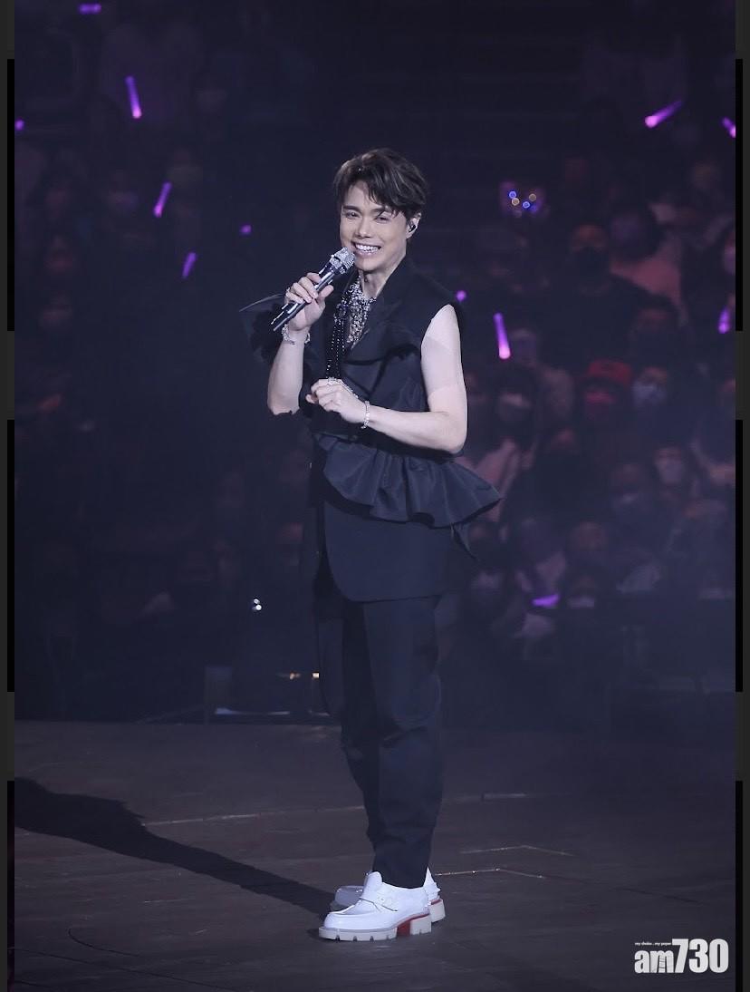 張敬軒着的背心戰衣,笑言事先要請「遮遮」幫手剃胳肋底毛 。(發稿)