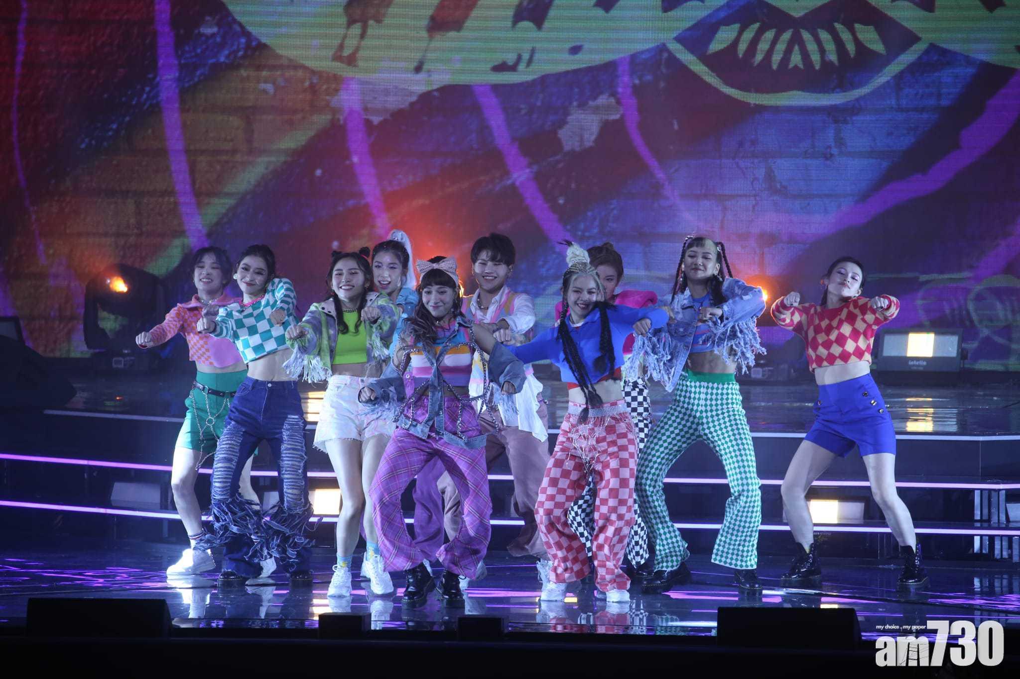 跳舞Battle環節分上下回合,各有十位成員。