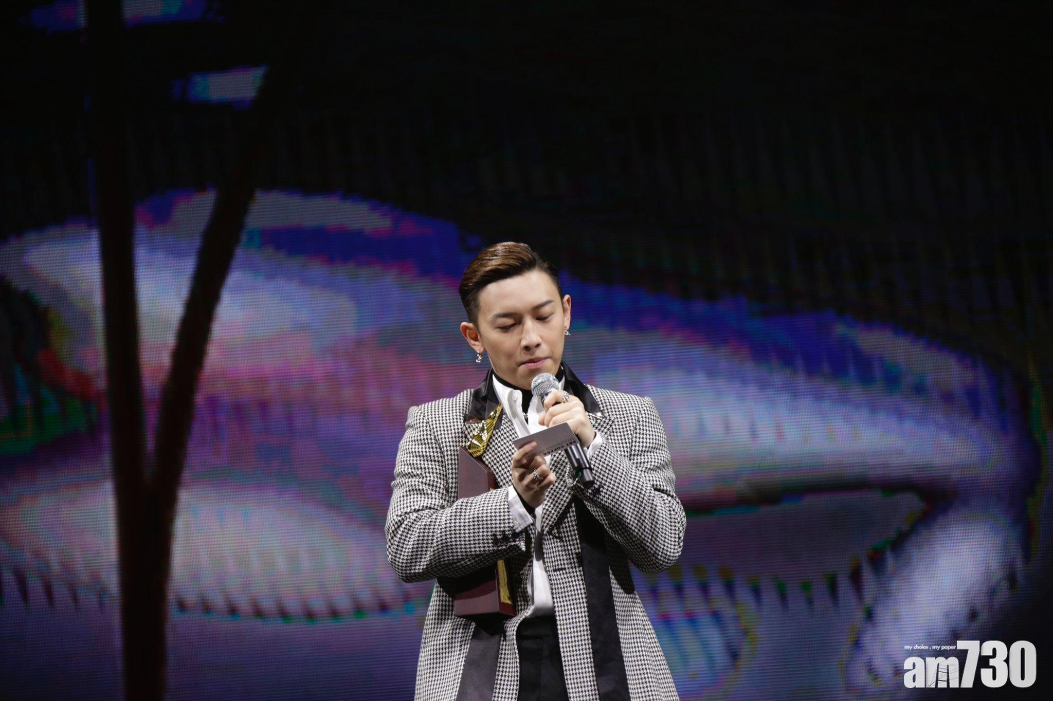 張天賦拿出貓紙致謝。