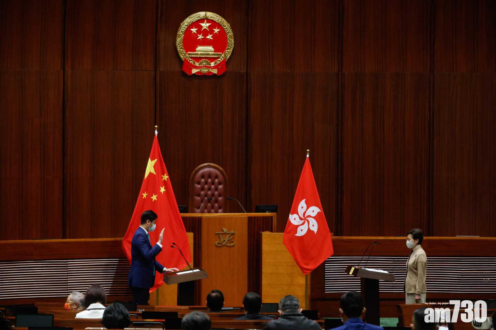 何俊賢宣誓。(蘇文傑攝)