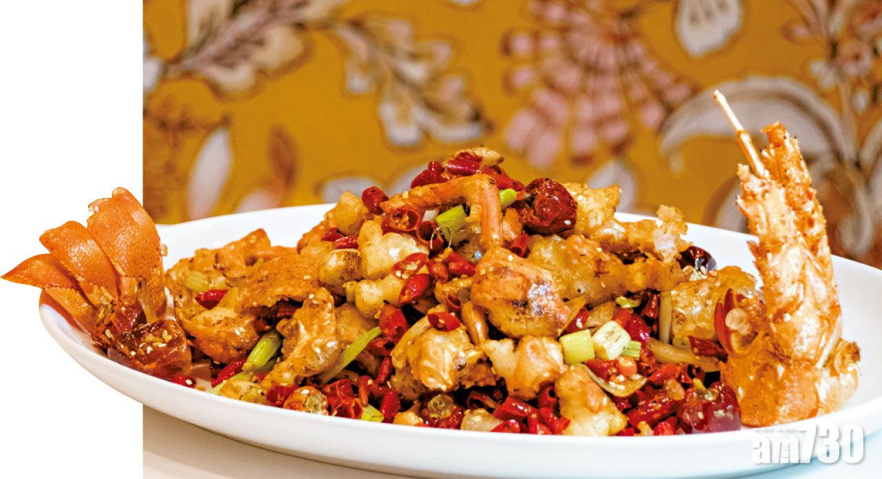 呂師傅自創菜式──辣子龍蝦丁,靈感來自辣子雞丁,選用約2斤的南澳龍蝦炮製,拉過油的龍蝦件,與京蔥、薑蒜及乾指天椒等快炒,令龍蝦鮮中帶辣,惹味又新穎。(時價)