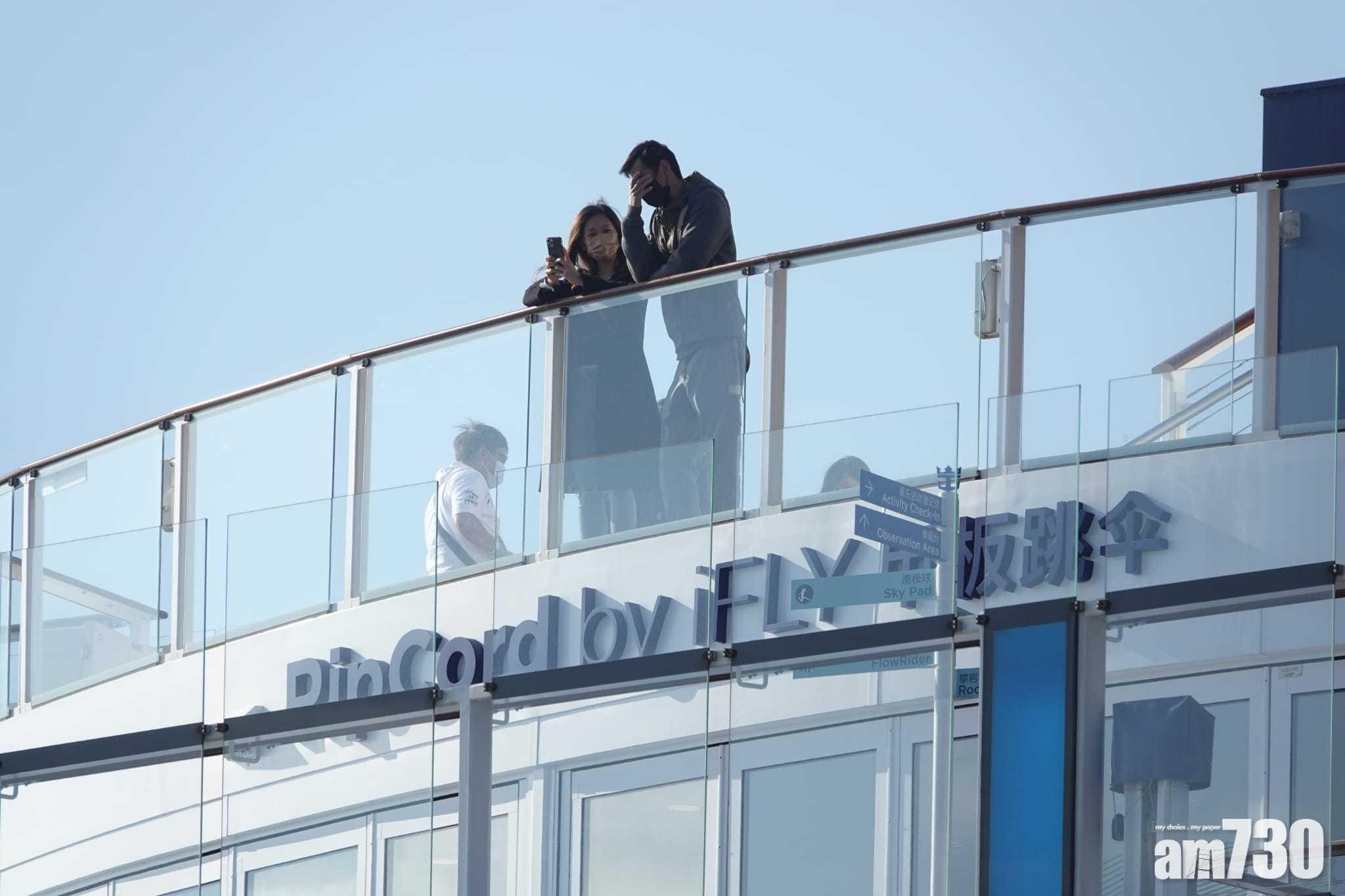 有乘客在船上公共設施休憩。(陳奕釗攝)