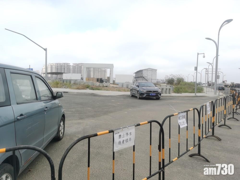 通往海花島39幢違規住宅的道路封閉。(互聯網)