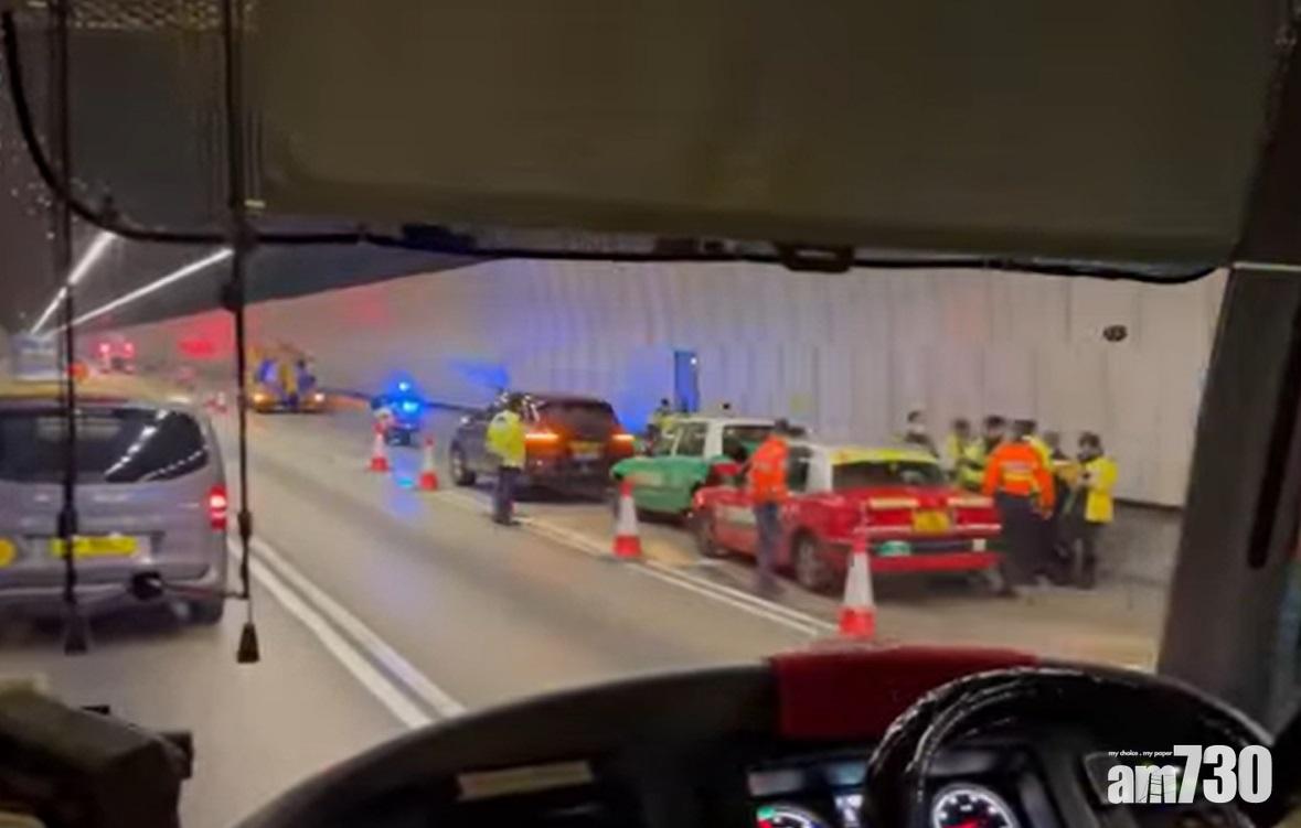 大欖隧道往荃灣方向,今早有一輛私家車及兩輛的士相撞,現場快線一度封閉。(香港突發事故報料區@fb影片截圖)