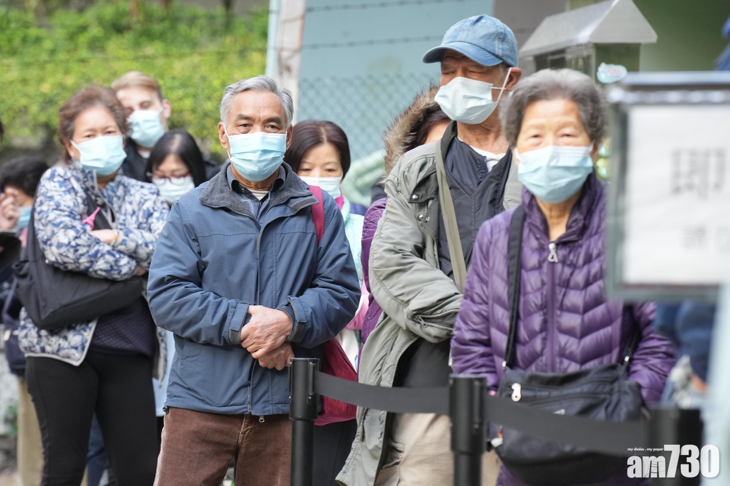 在觀塘曉光街社區疫苗接種中心,有數十名長者清晨7時許已到場排隊取籌。(陳奕釗攝)