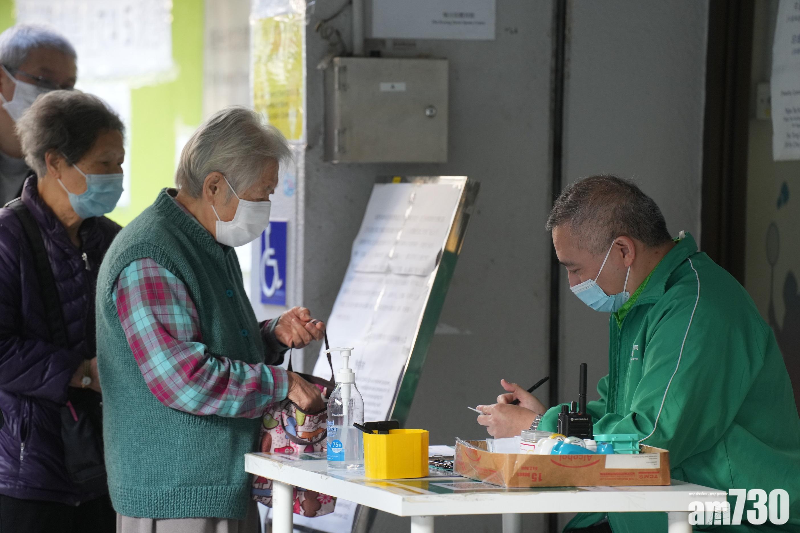在觀塘曉光街社區疫苗接種中心,有數十名長者清晨7時許已到場排隊取籌。(陳奕釗攝)