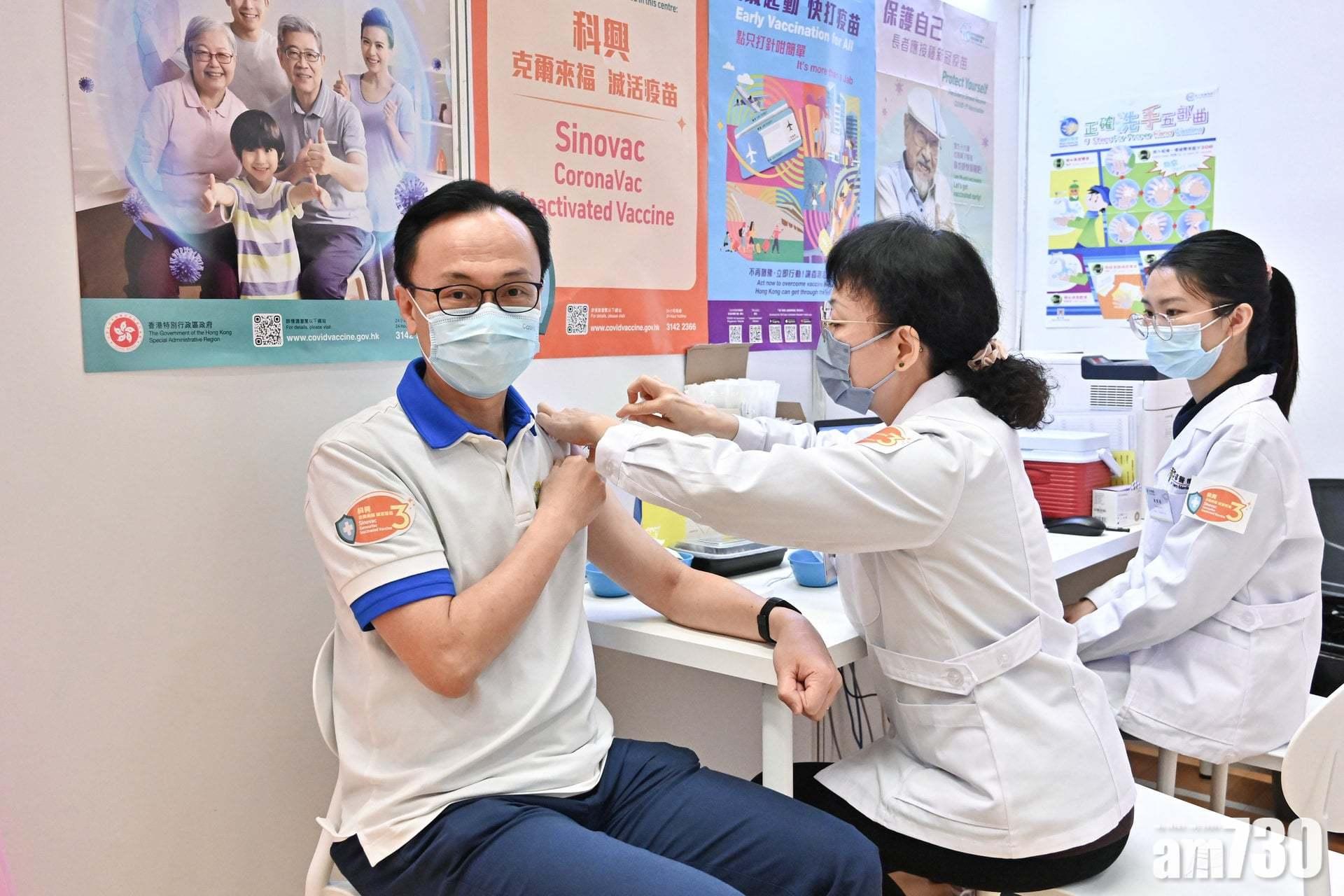 公務員事務局長聶德權在渣華道體育館接種第三針科興疫苗。