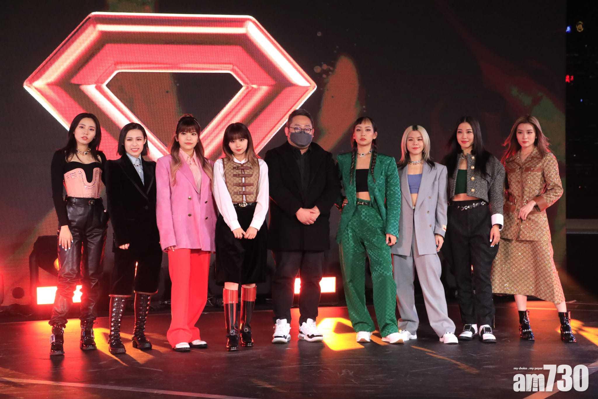 Collar與ViuTV董事兼總經理魯庭暉合照。(林俊源攝)