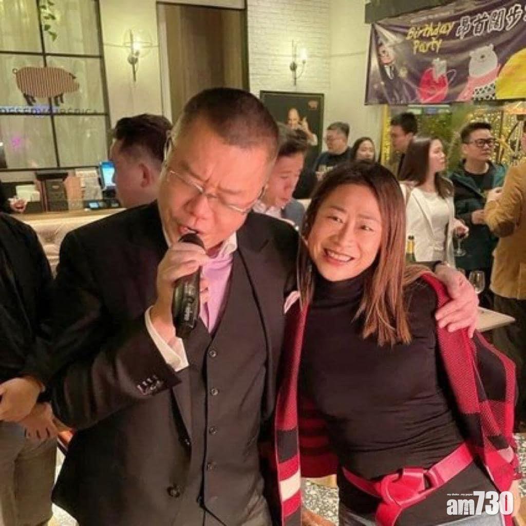 洪為民(左)今年1月初在灣仔舉行生日派對,其間部分賓客在飲食以外未有佩戴口罩。(資料圖片)