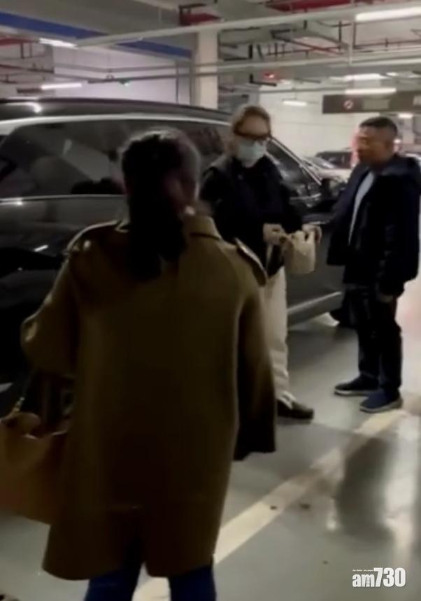 男司機和女乘客落車後,與擋車女子爭執。(互聯網)