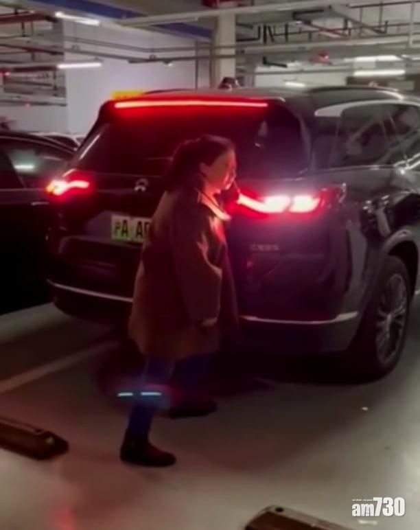 其中一名女子一邊擋車一邊報警,另一名女子走到一旁拍片做證據。(互聯網)