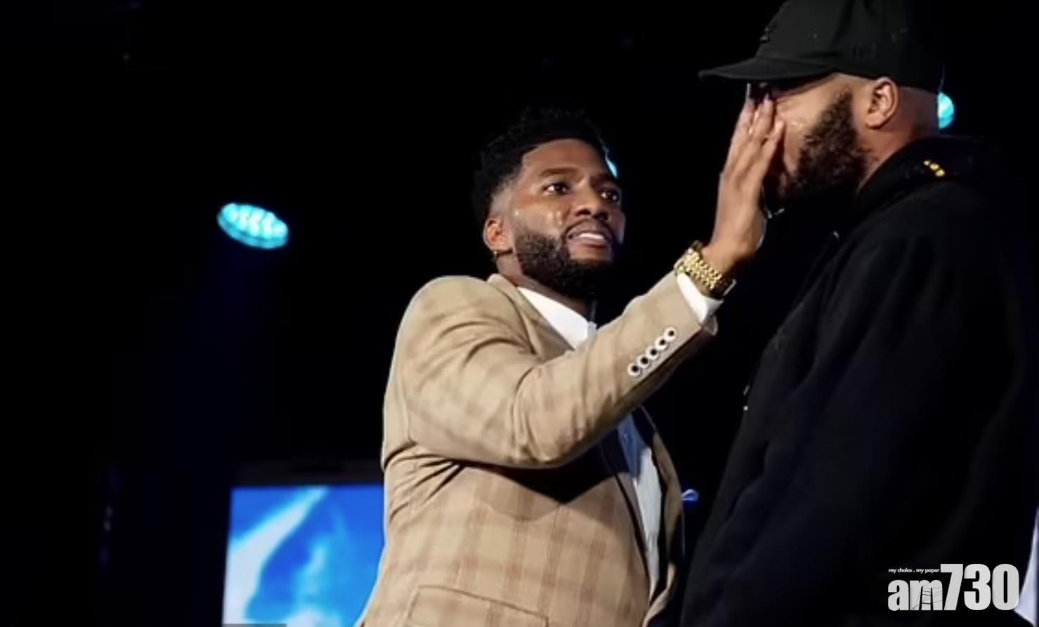 再把口水抹在兄弟臉上。(互聯網)