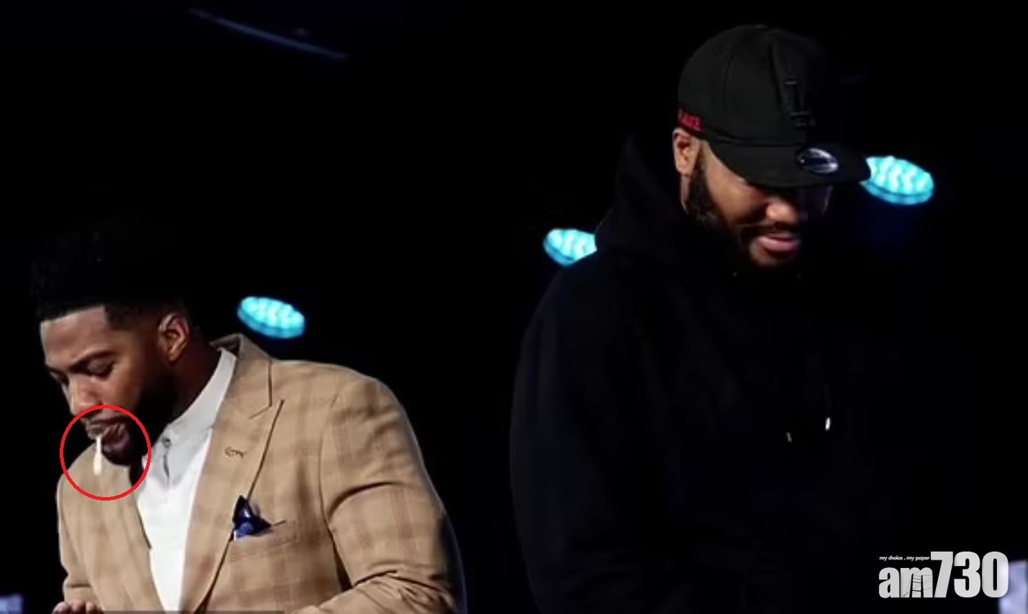 牧師Michael Todd吐大pat口水(紅圈)到掌心,其兄弟看來「無眼睇」。(互聯網)