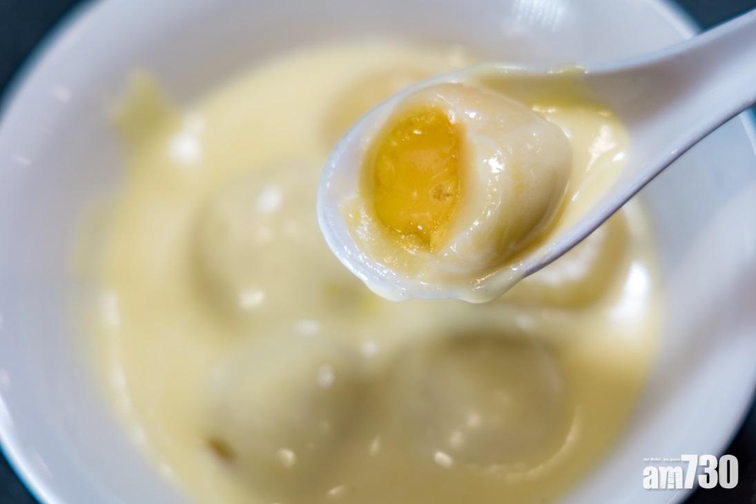 招牌貨奶黃丸子,外皮軟糯,內餡是奶皇吉士餡。
