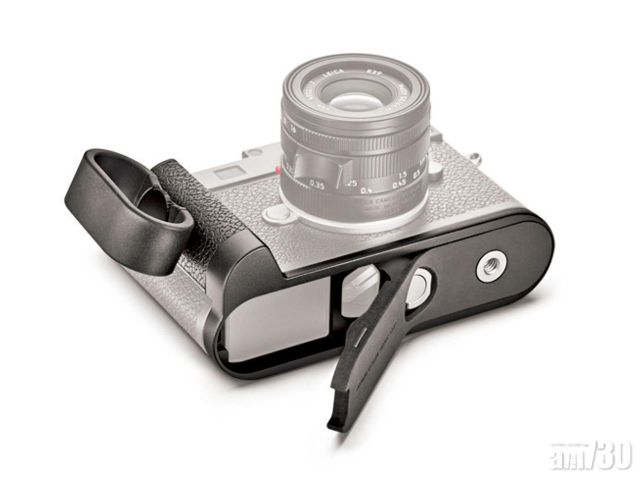 如果不習慣無底蓋的M11,不妨加購專用手柄連底部皮套。