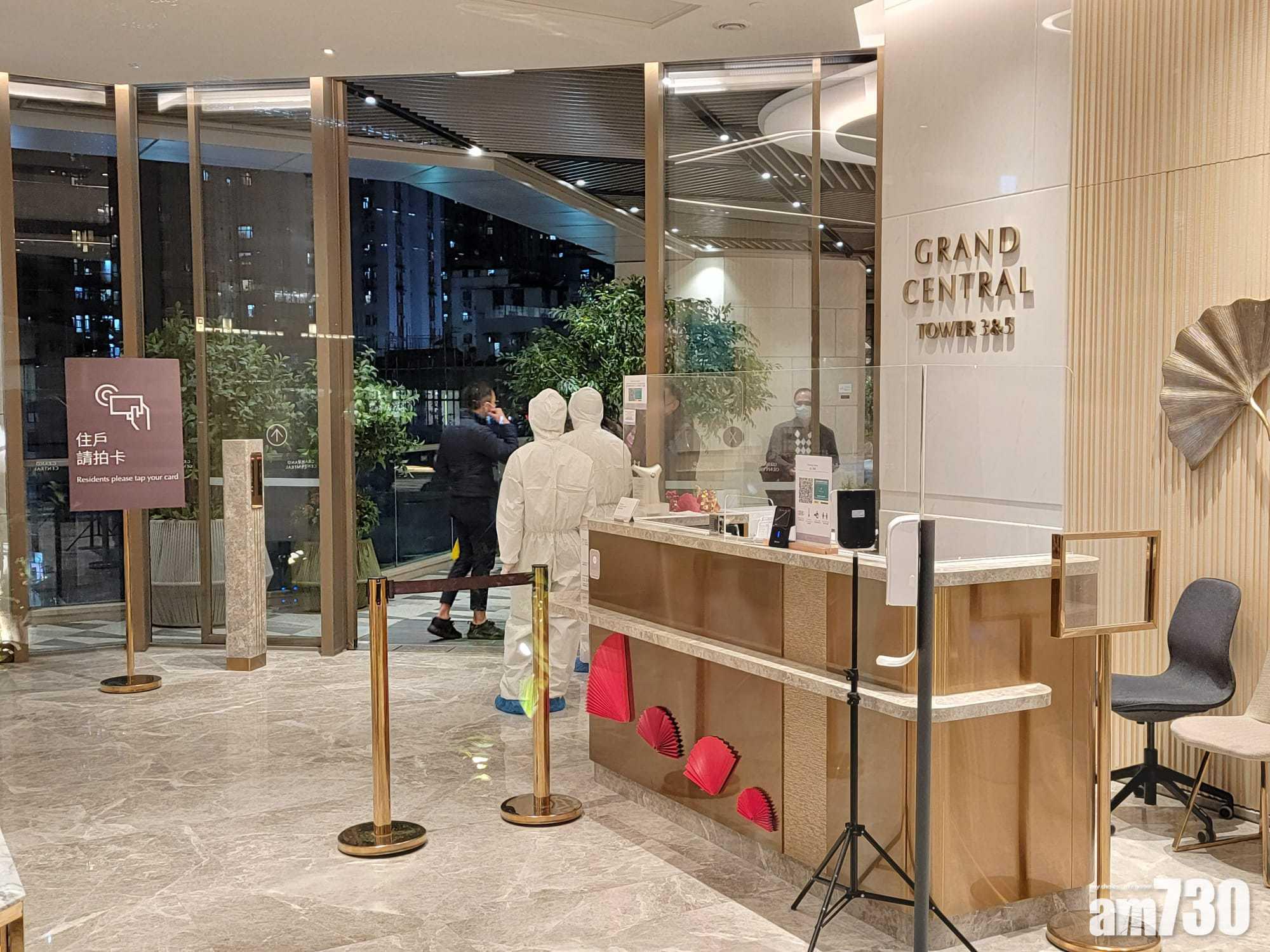 有身處全副保護衣的人員進入凱滙3座。(陳奕釗攝)