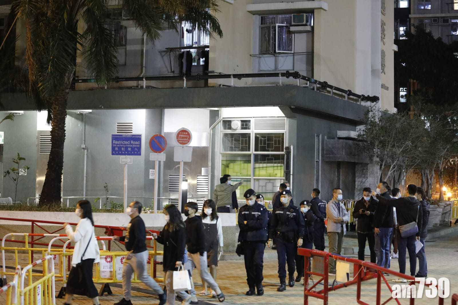 葵涌邨逸葵樓一帶入夜後,警力明顯增加。(林俊源攝)