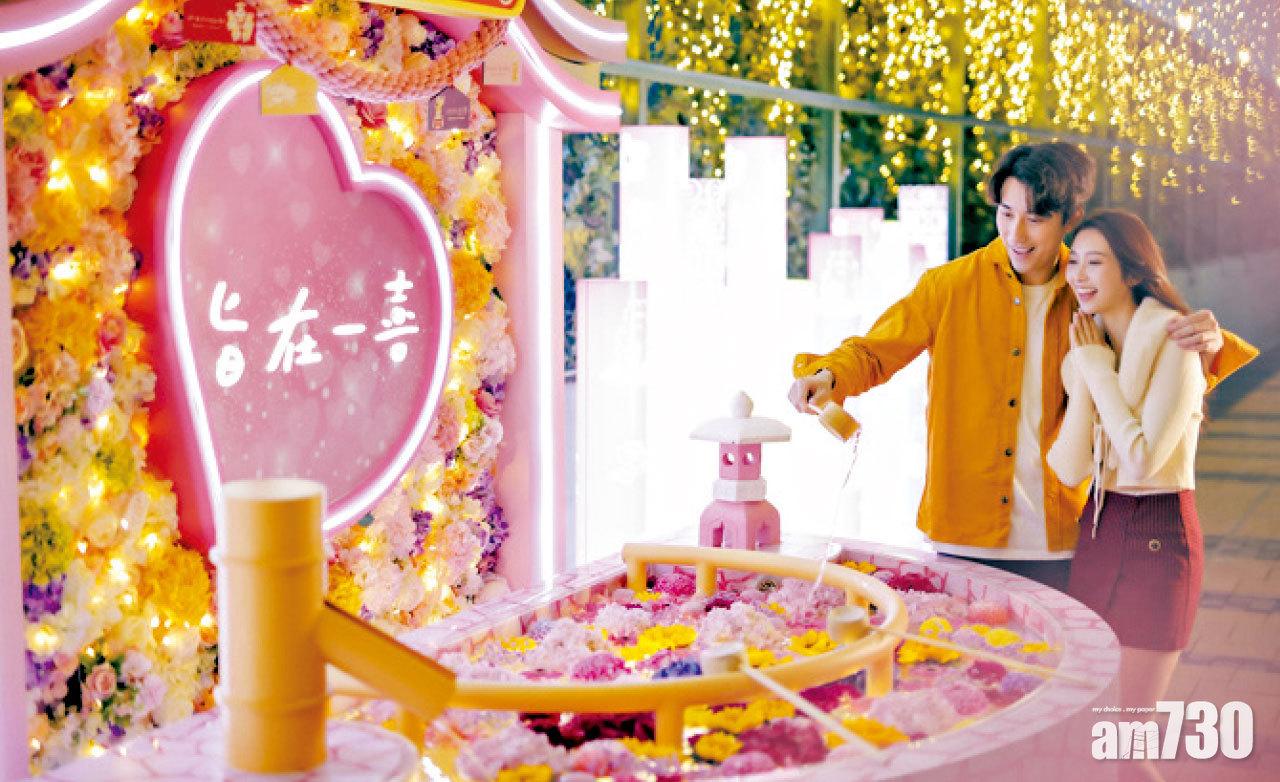 位於PopWalk 2期戶外露天長廊「旨在一喜花手水許願池」,粉紅色的許願池夢幻極致。