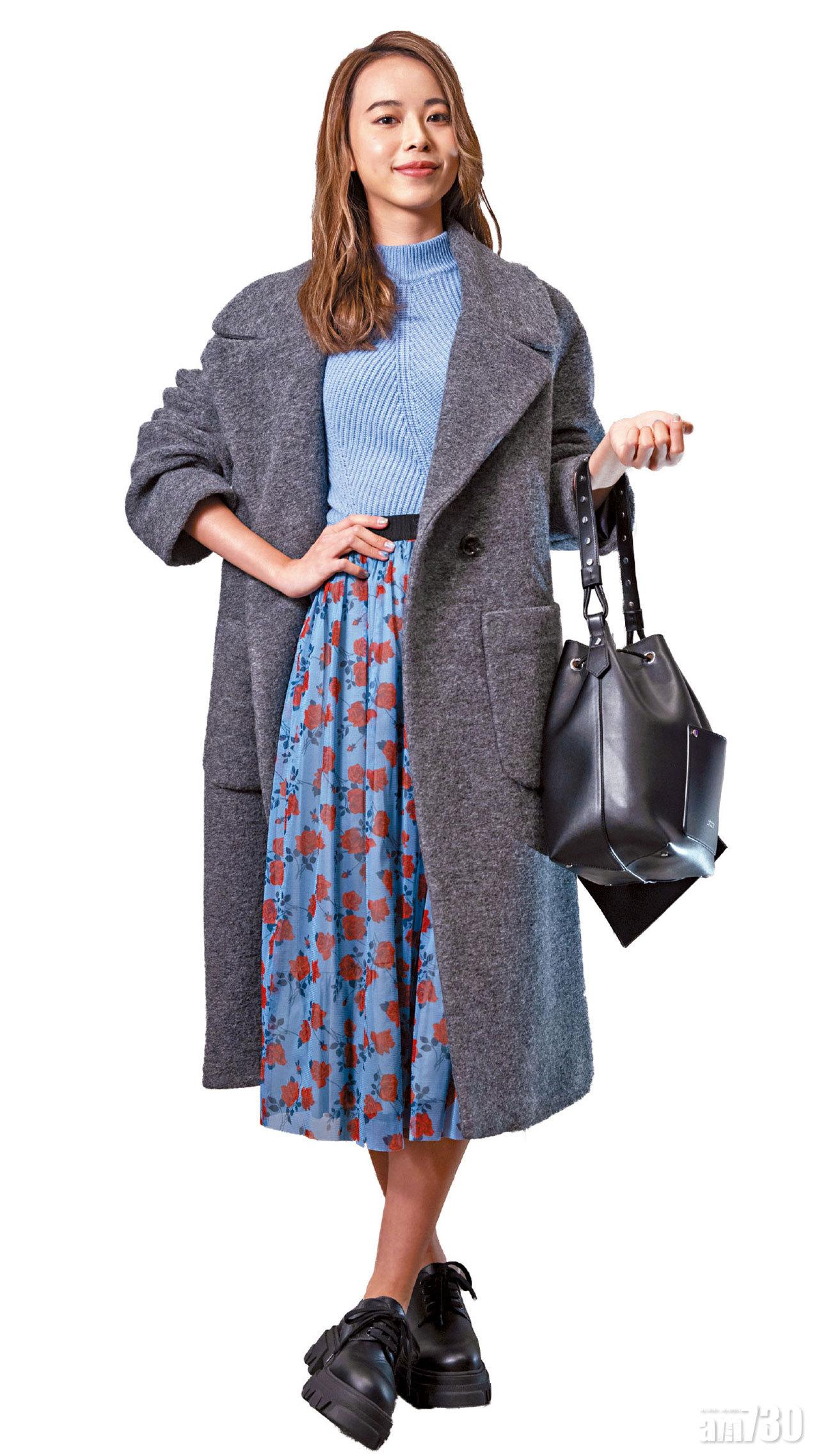 ‧灰色呢絨long coat $4,280(C)、
‧粉藍色樽領knit top $1,780(C)、
‧粉藍色floral print skirt $2,380(C)、
‧黑色皮革hand bag $1,580(C)、
‧黑色皮革shoes $2,180(C)