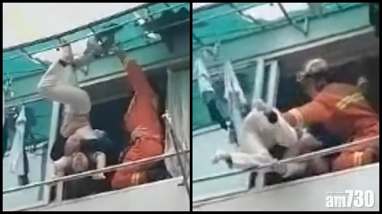 民警及消防接報到場,將人妻成功從雨棚上救回屋內。(微博)