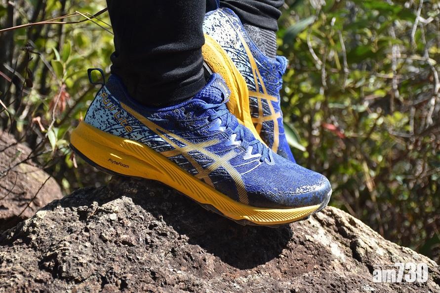 鞋帶可收納在鞋舌內。