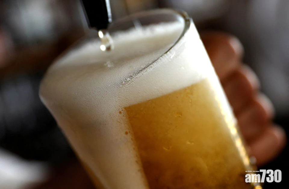 研究依據數據觀察,跟啤酒無論飲多或飲少,均不見可降低染疫機率。(路透社)