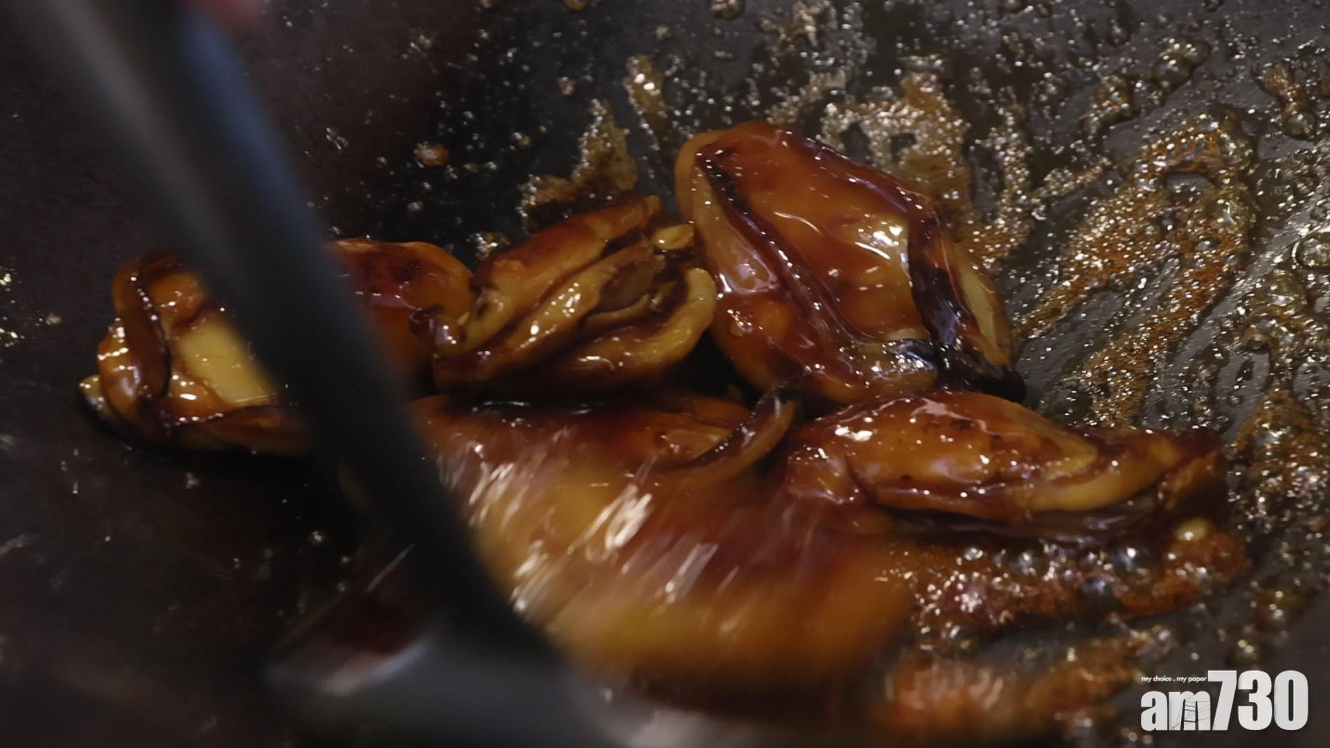 把金蠔逐隻放入,不停兜炒,使糖漿完全包裹蠔身。