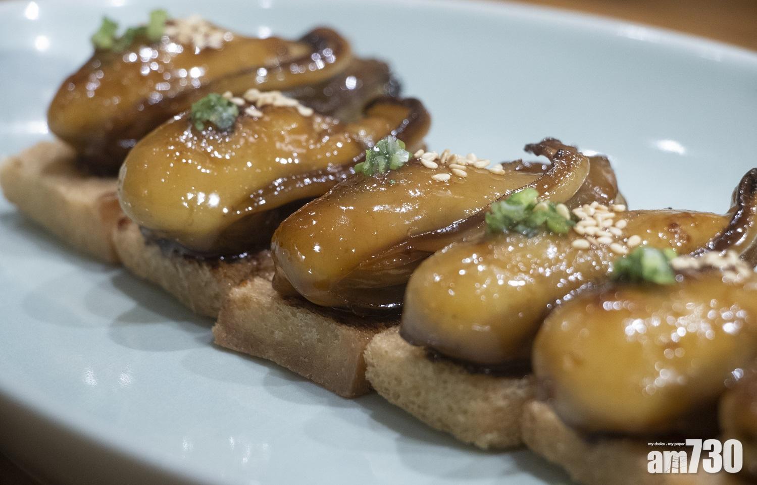 5.最後將金蠔放上炸多土,灑上蔥花和芝麻即成。