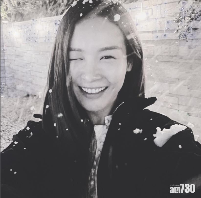 陳恩德在豪宅的花園自製雪景,令李佳芯非常開心。她相隔兩個月在IG上載當晚的照片。(李佳芯IG)