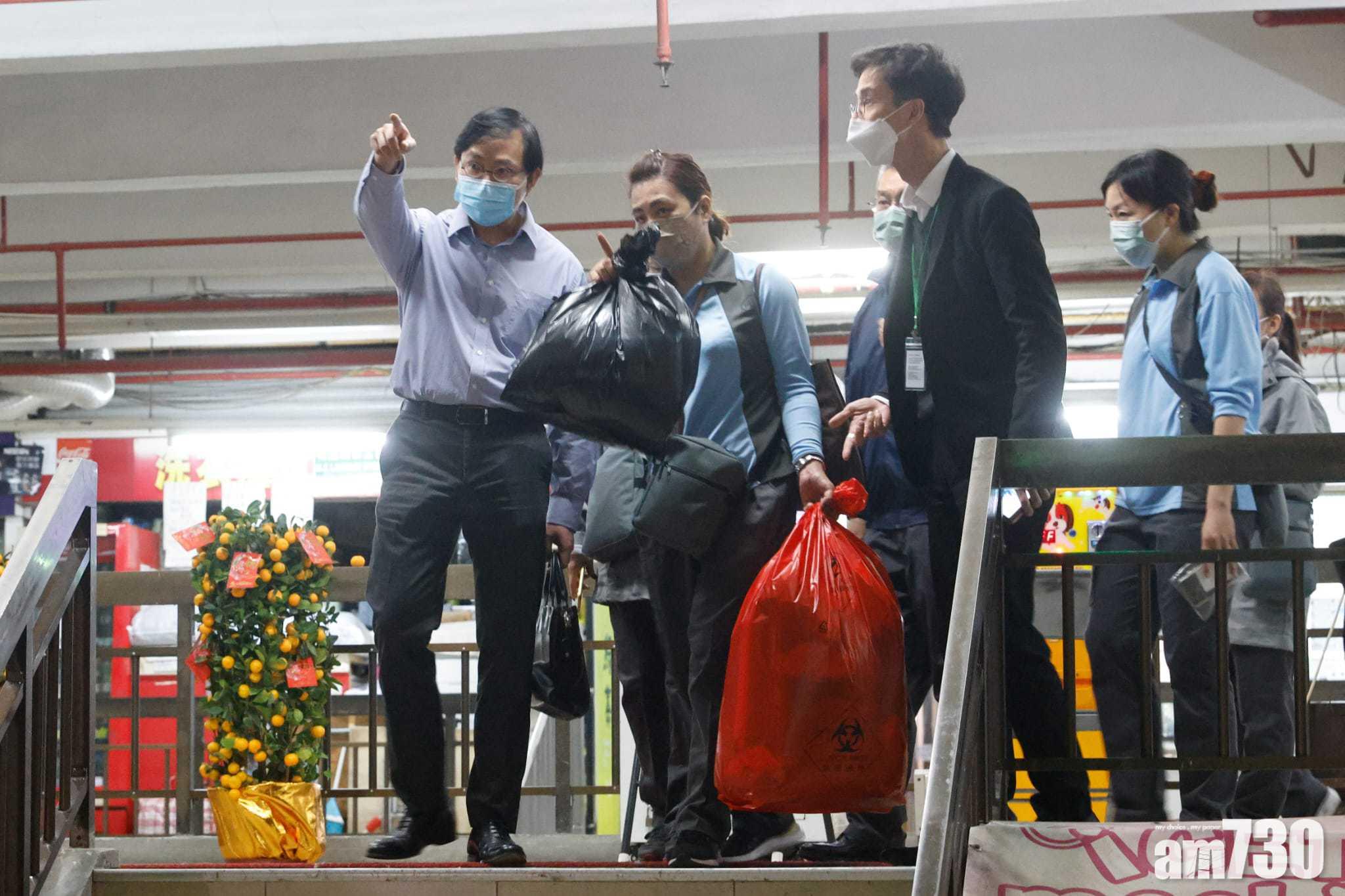 衛生防護中心聯同屋宇署和環保署傍晚派員到場視察,左一為歐家榮。(蘇文傑攝)