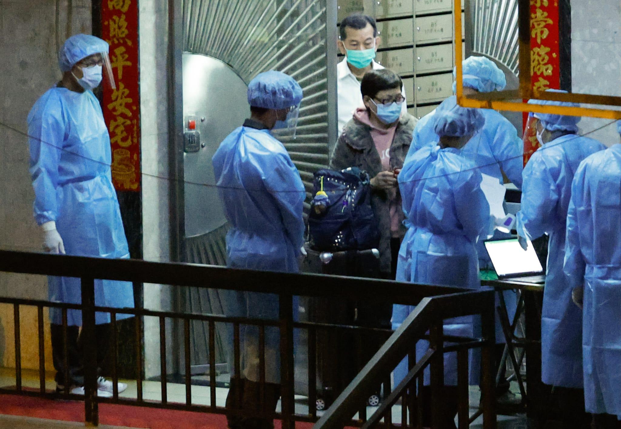 晚上9時許,有居民離開大廈往檢疫。(蘇文傑攝)