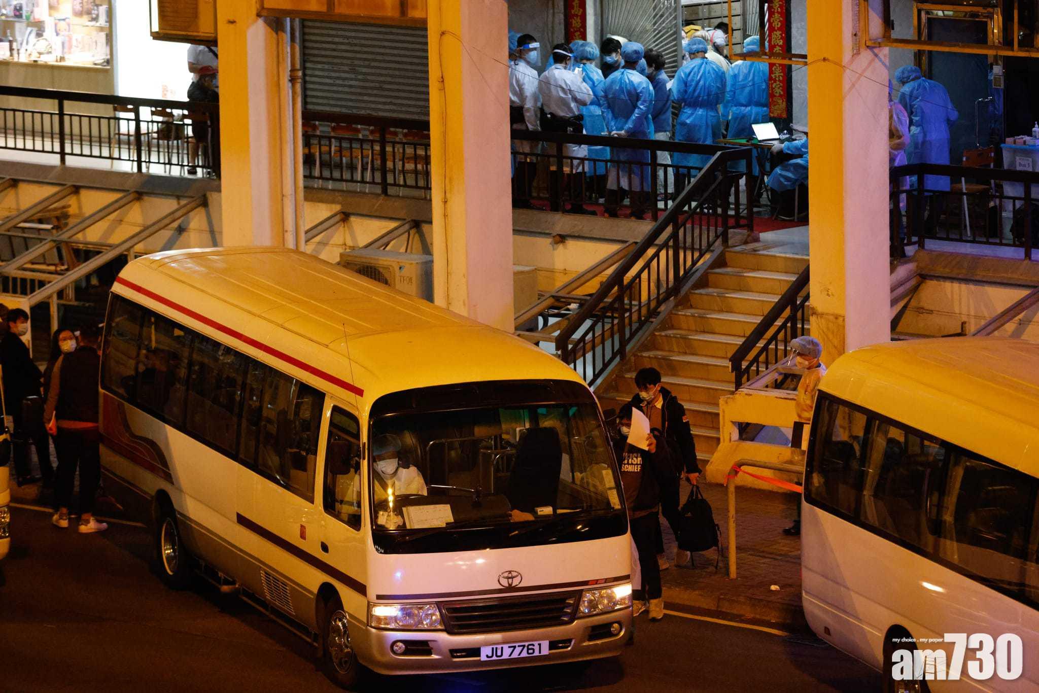 居民晚上9時許陸續落樓上車往檢疫。(蘇文傑攝)