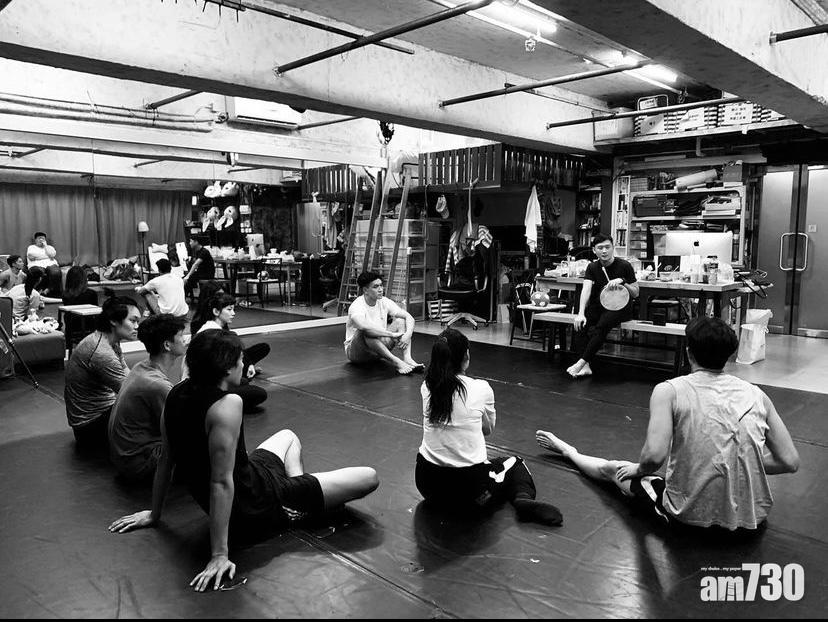 小龍於去底創辧「鈴和工作坊」教授戲劇。