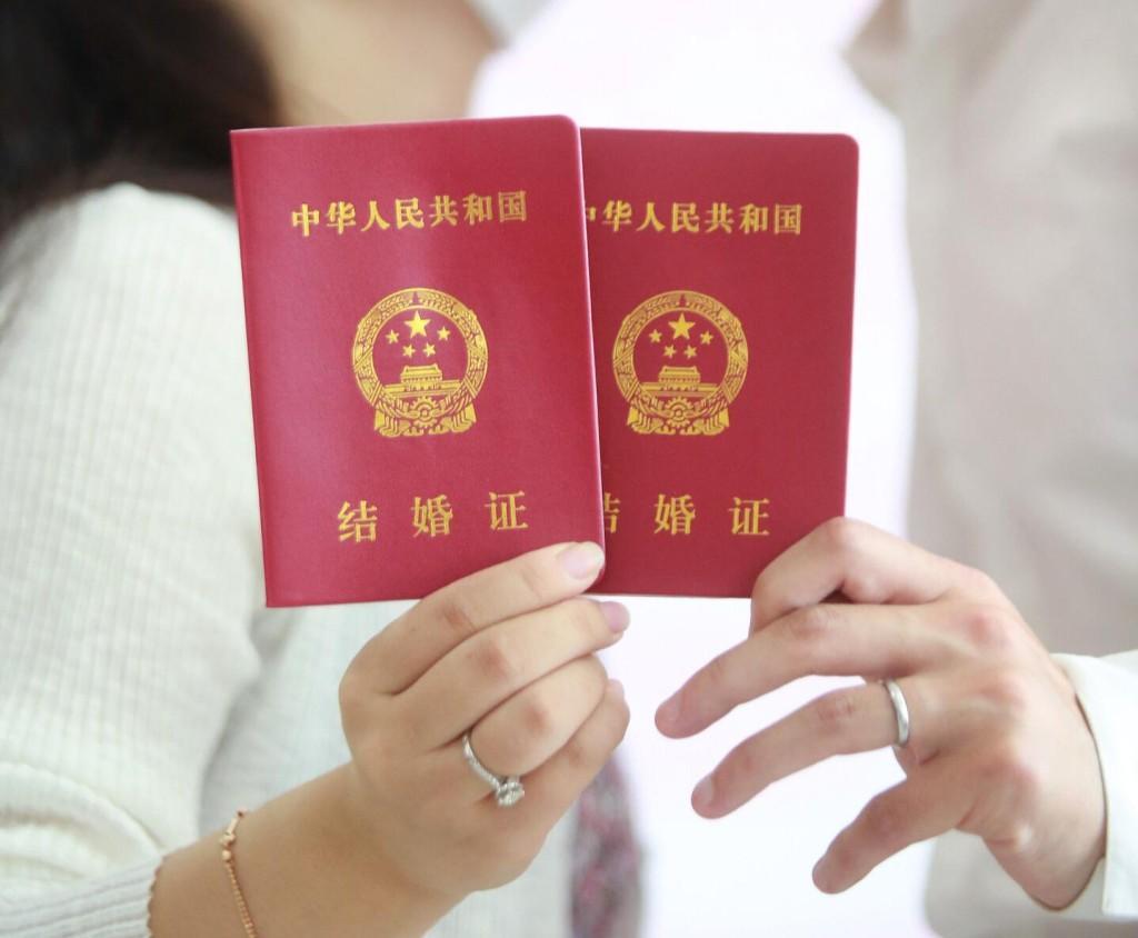 路姓女子為還賭債騙婚,結婚隔天即帶聘金離開。(示意圖/新華社)