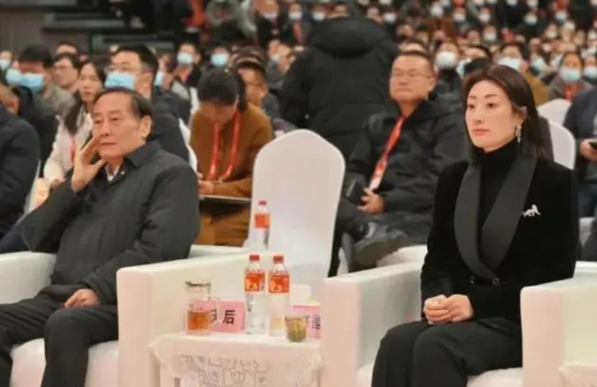 娃哈哈董座宗馥莉(右)一直被外界視為宗慶後(左)獨生女。(圖/翻攝微博)